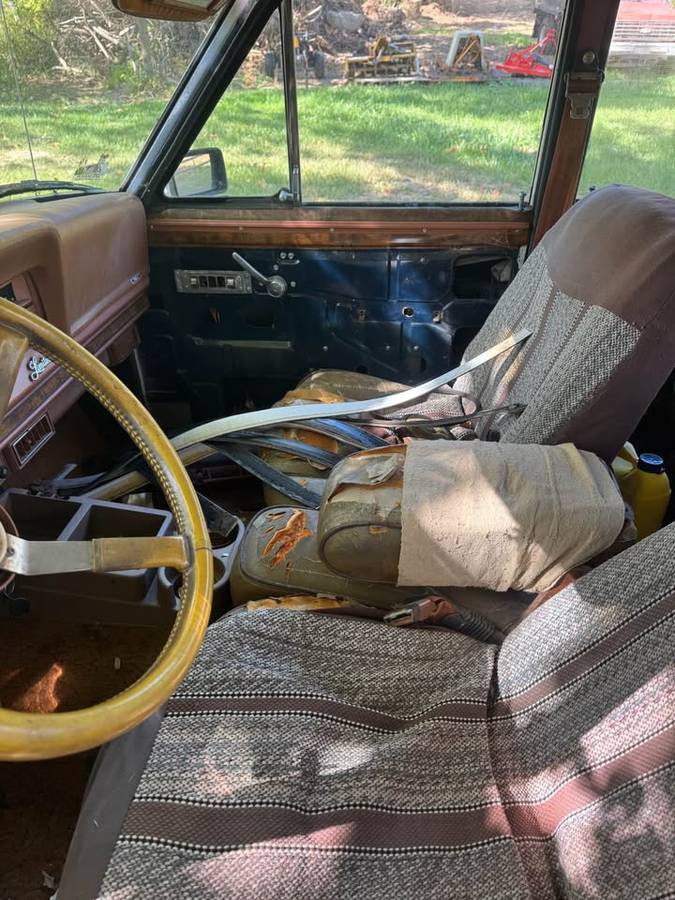 Jeep-grand-wagoneer-1983-white-7