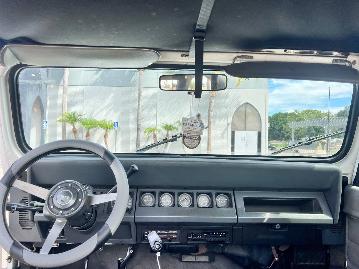 Jeep-wrangler-1989-white-2