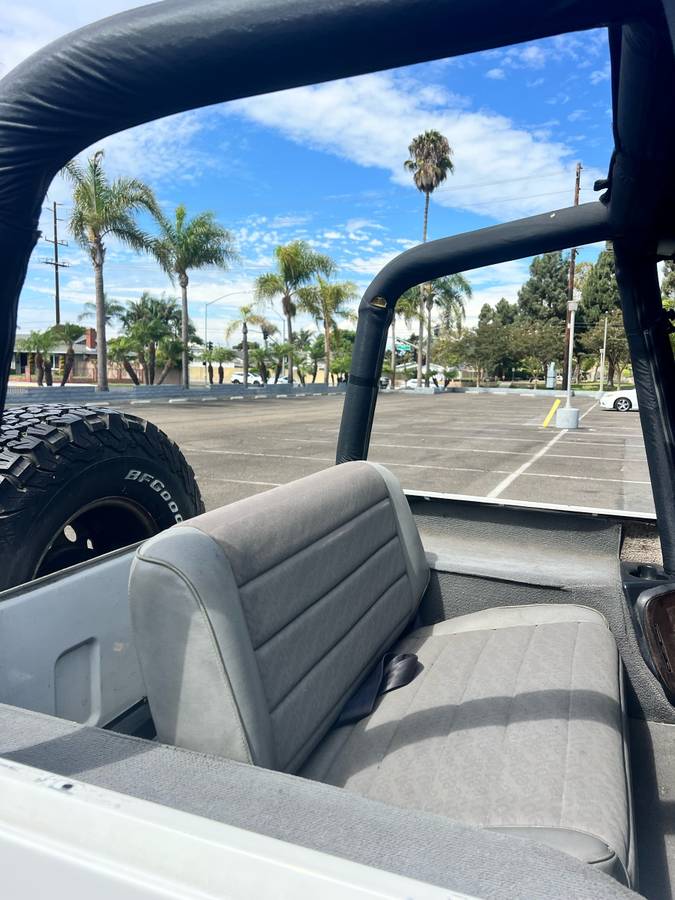 Jeep-wrangler-1989-white-3