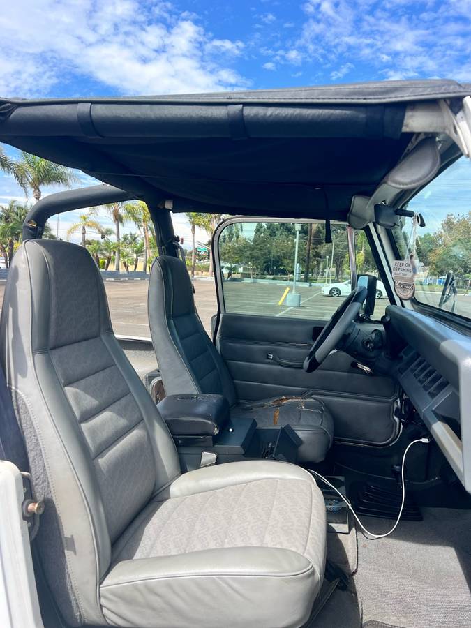 Jeep-wrangler-1989-white-4
