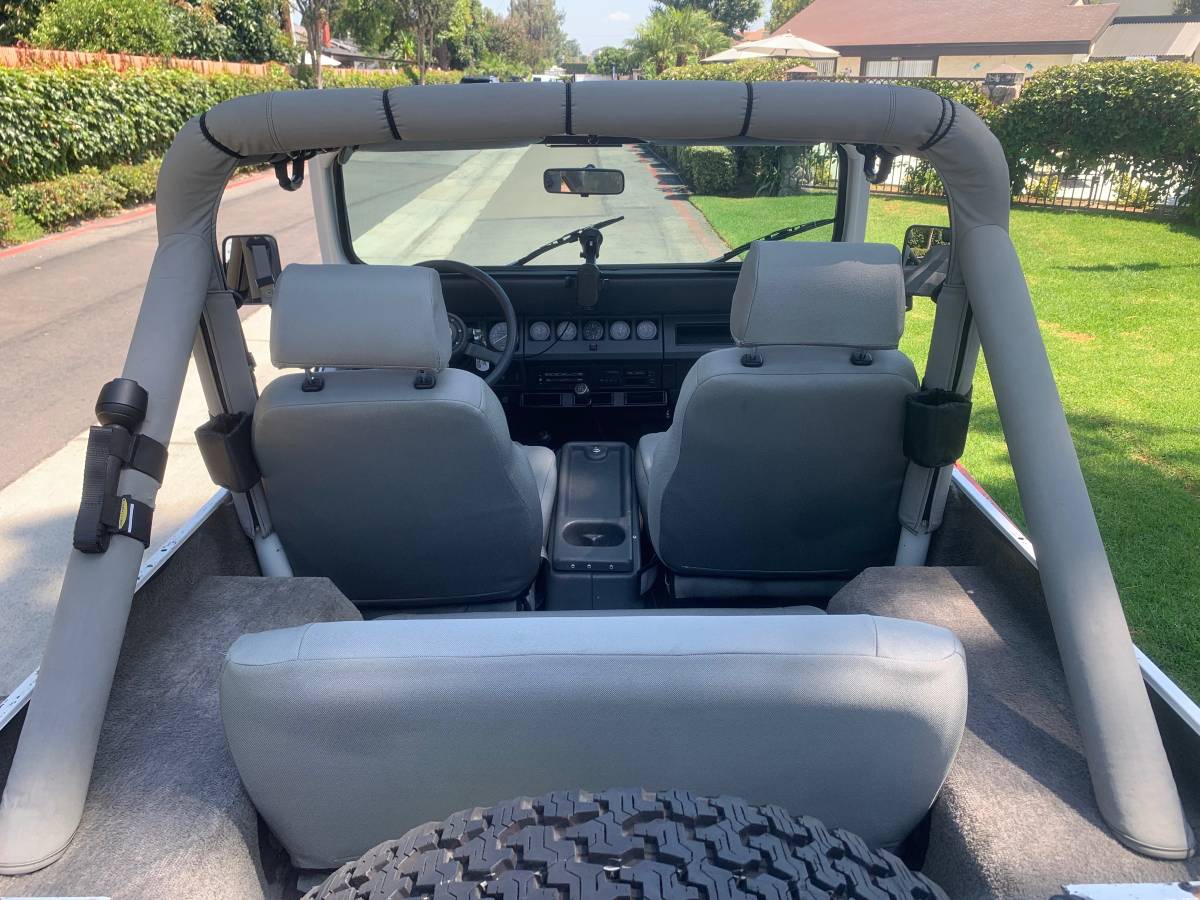 Jeep-wrangler-laredo-1988-white-1
