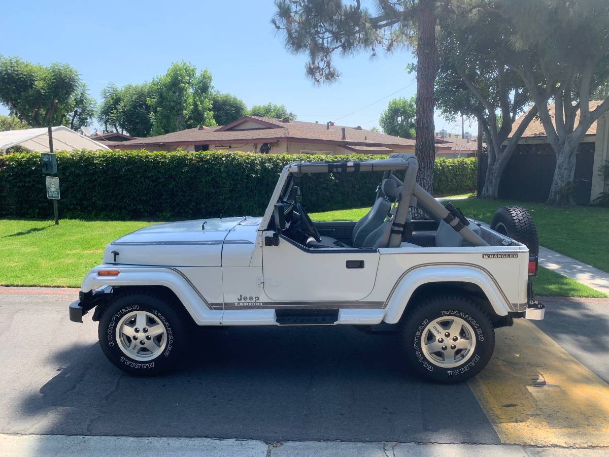 Jeep-wrangler-laredo-1988-white-2