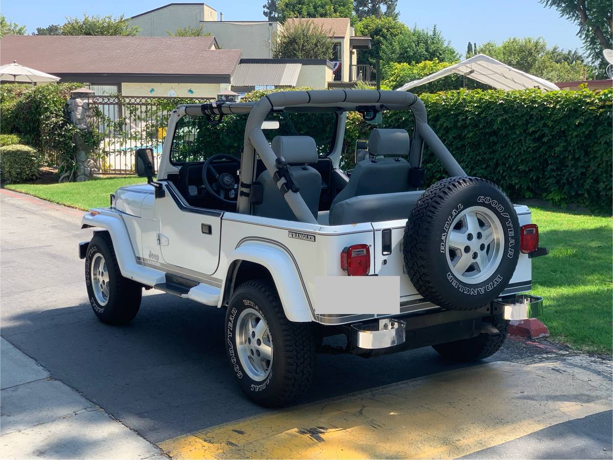 Jeep-wrangler-laredo-1988-white-3