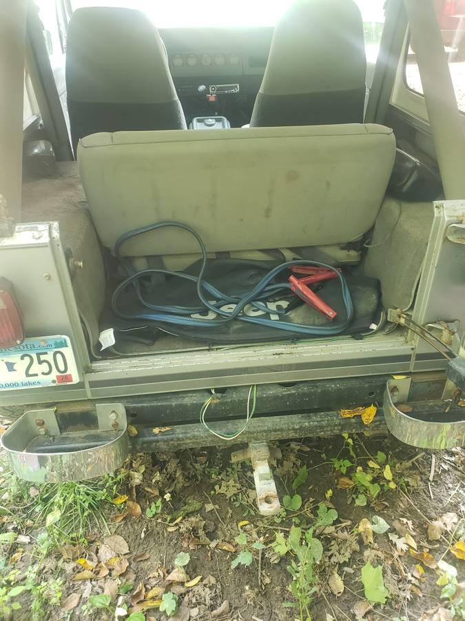 Jeep-wrangler-laredo-1989-silver-5