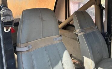 Jeep-wrangler-sahara-edition-1989-green-16