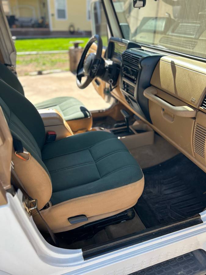Jeep-wrangler-unlimited-sahara-1997-white-1