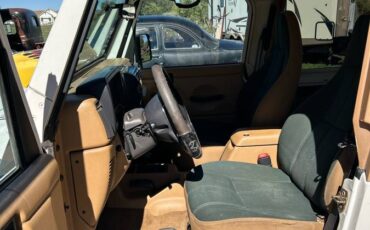 Jeep-wrangler-unlimited-sahara-1997-white-3