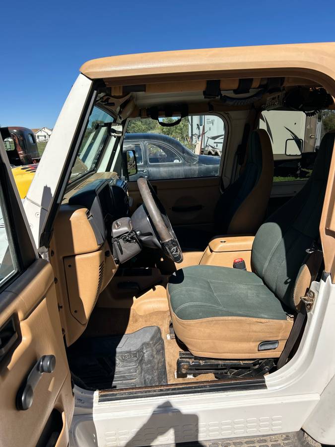 Jeep-wrangler-unlimited-sahara-1997-white-3