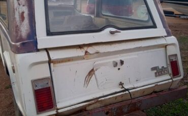 Jeepster-commando-4wd-1968-white-4