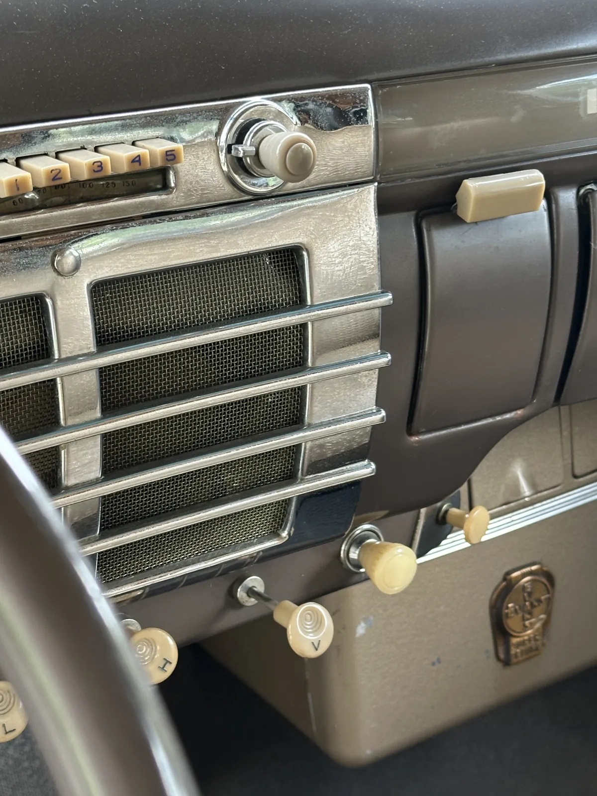Kaiser-Special-1947-Blue-Tan-16