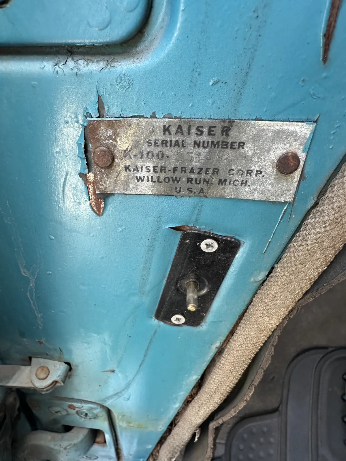 Kaiser-Special-1947-Blue-Tan-6