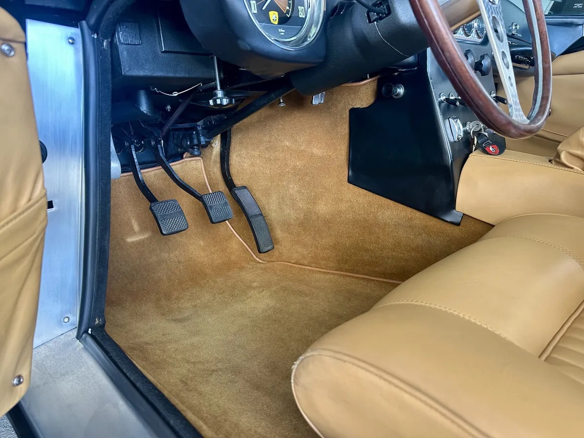 Lamborghini-350-gt-1965-Black-Tan-16