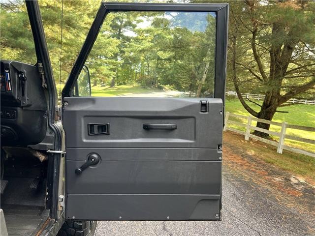 Land-Rover-Defender-1991-23