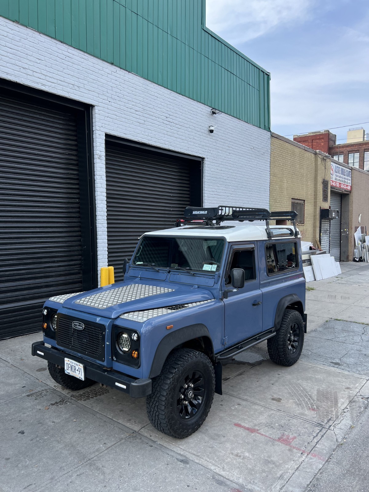 Land-Rover-Defender-1991-SUV-2