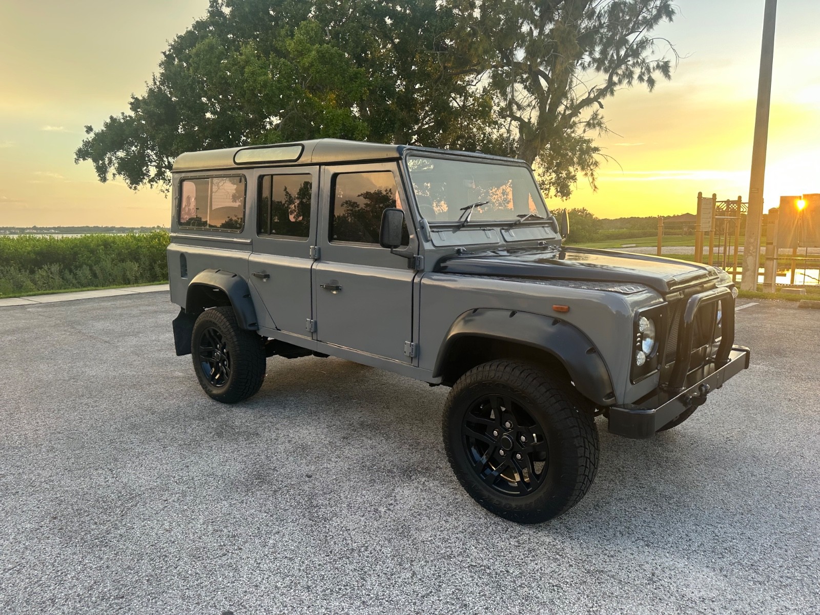 Land-Rover-Defender-1992-SUV-1