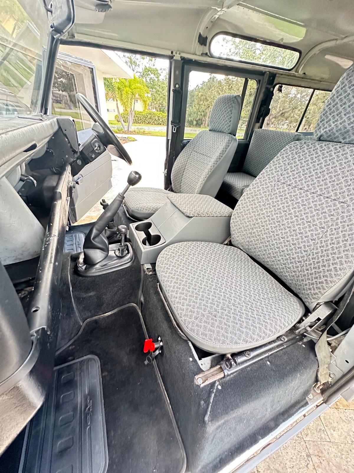 Land-Rover-Defender-1992-SUV-11
