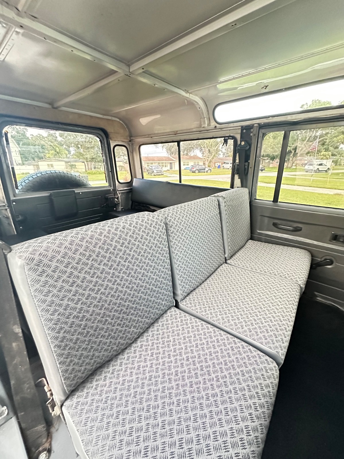 Land-Rover-Defender-1992-SUV-13