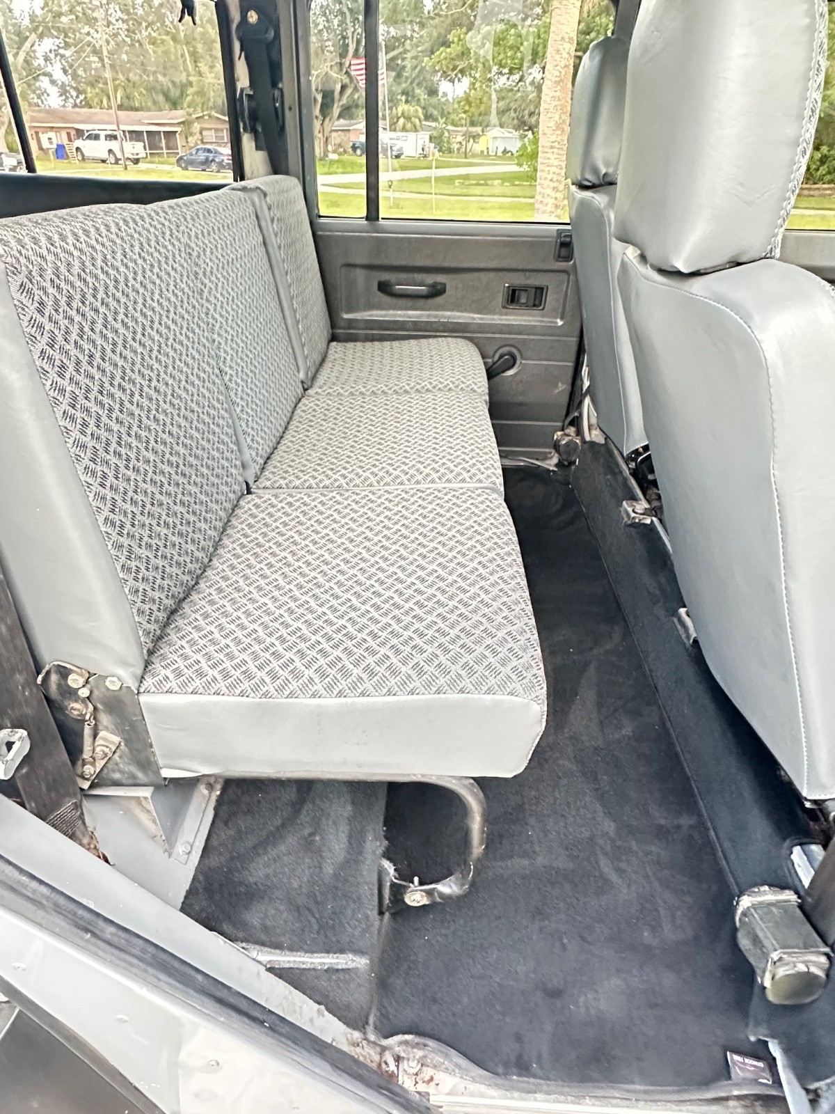Land-Rover-Defender-1992-SUV-15