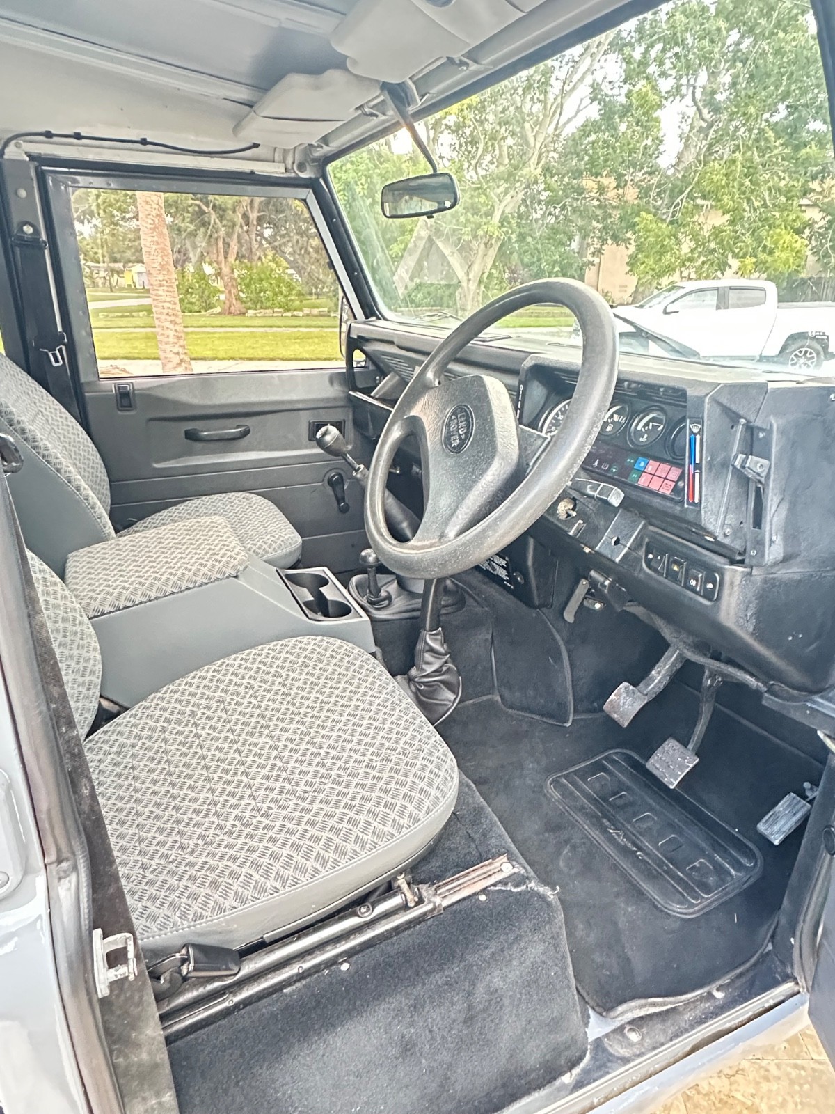 Land-Rover-Defender-1992-SUV-16