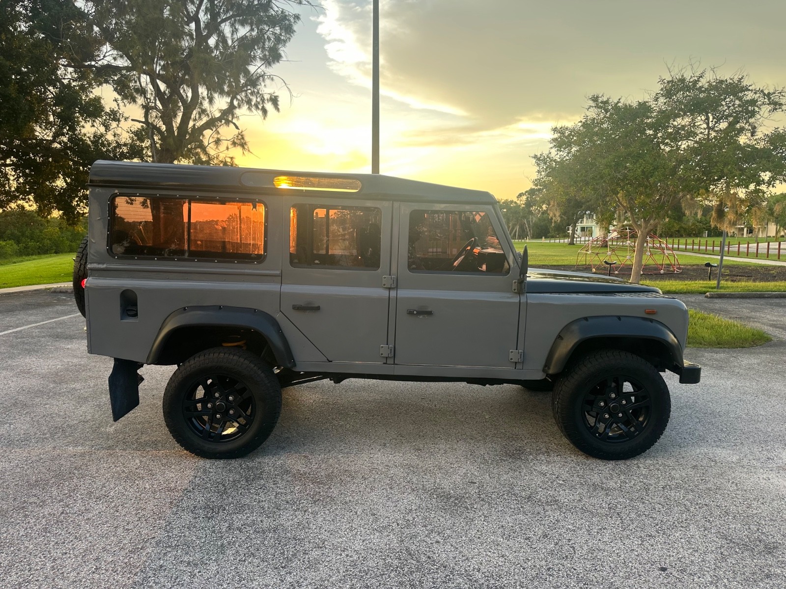 Land-Rover-Defender-1992-SUV-2