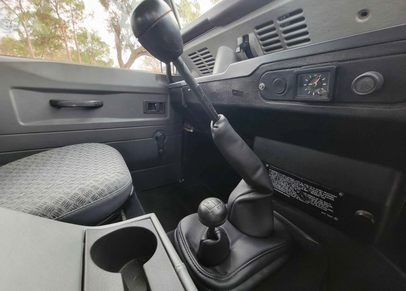 Land-Rover-Defender-1992-SUV-22