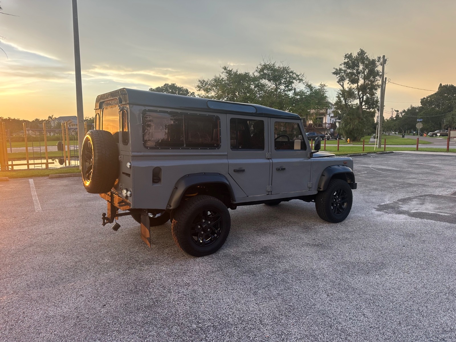 Land-Rover-Defender-1992-SUV-3