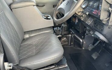 Land-Rover-Defender-1993-12