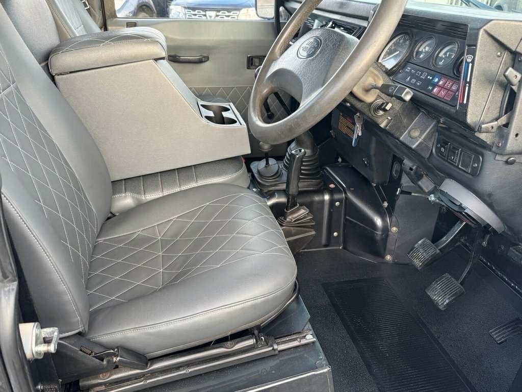 Land-Rover-Defender-1993-12