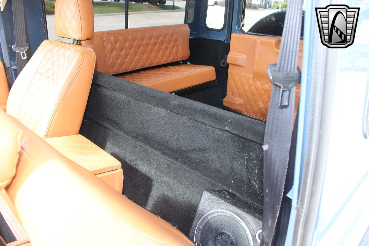 Land-Rover-Defender-1994-17