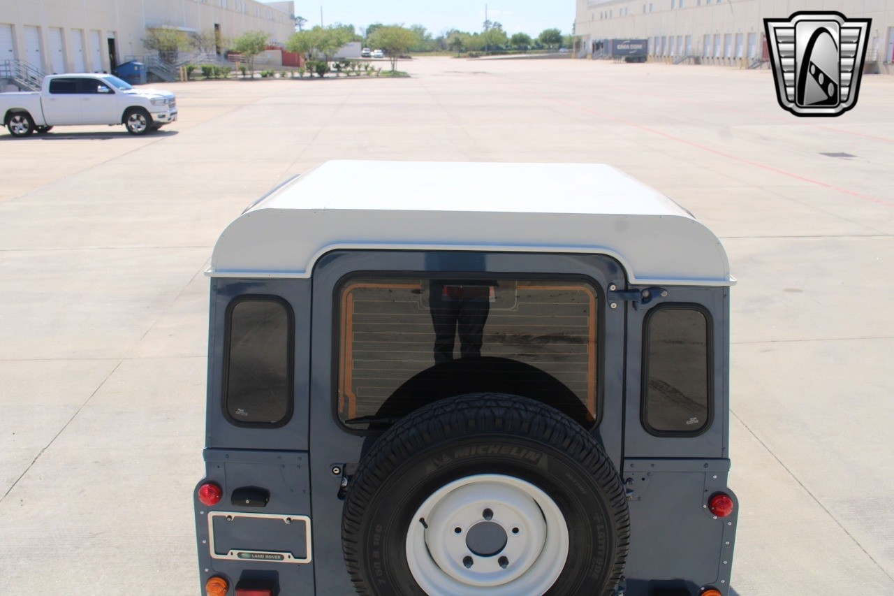 Land-Rover-Defender-1994-32