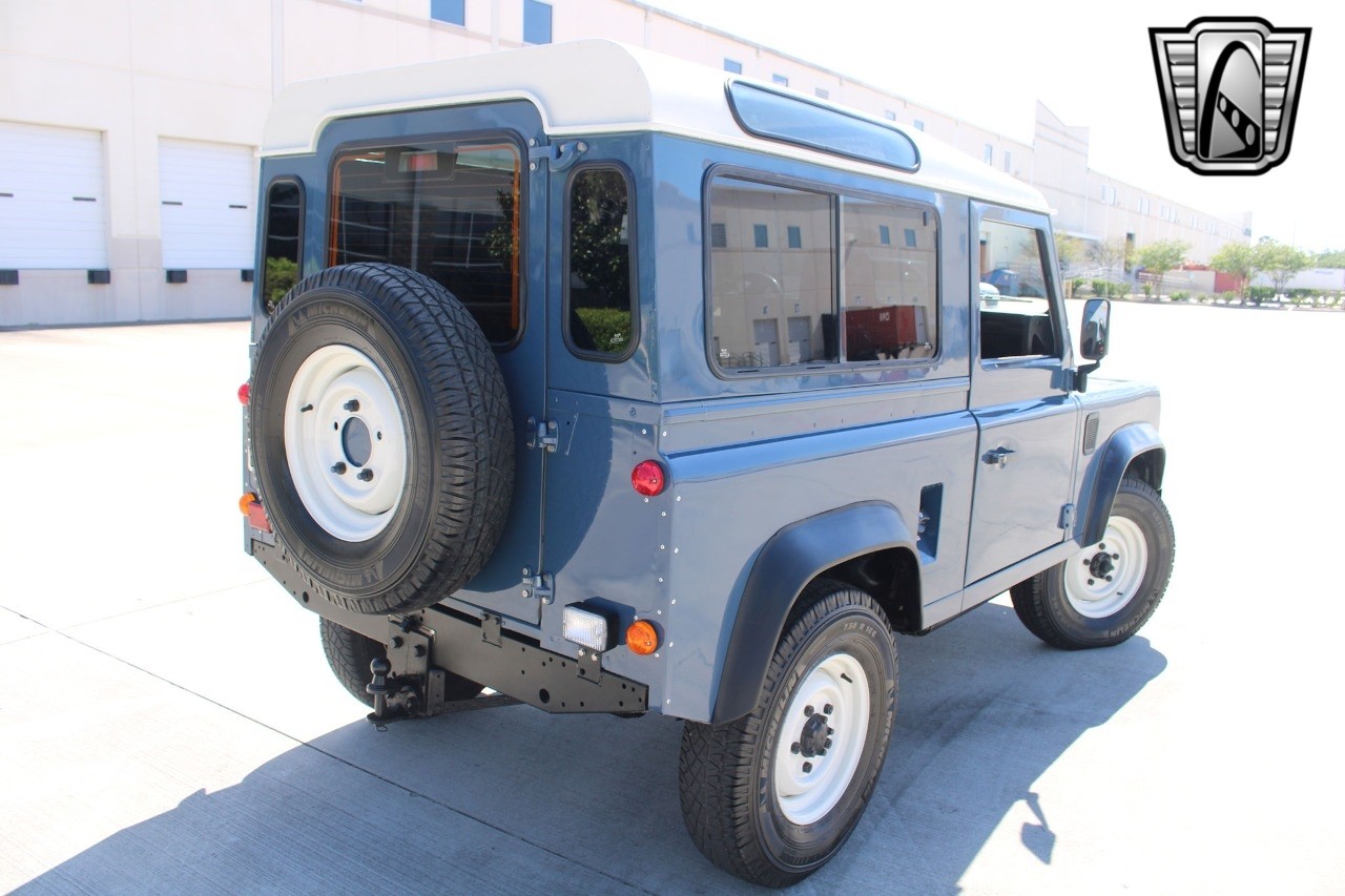 Land-Rover-Defender-1994-35