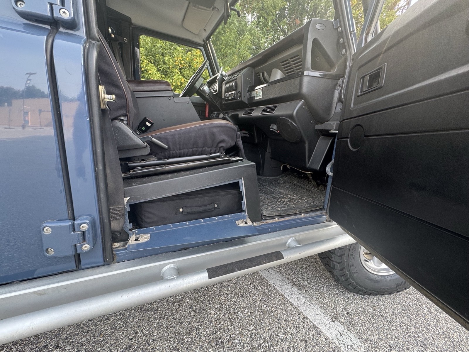 Land-Rover-Defender-1994-SUV-11