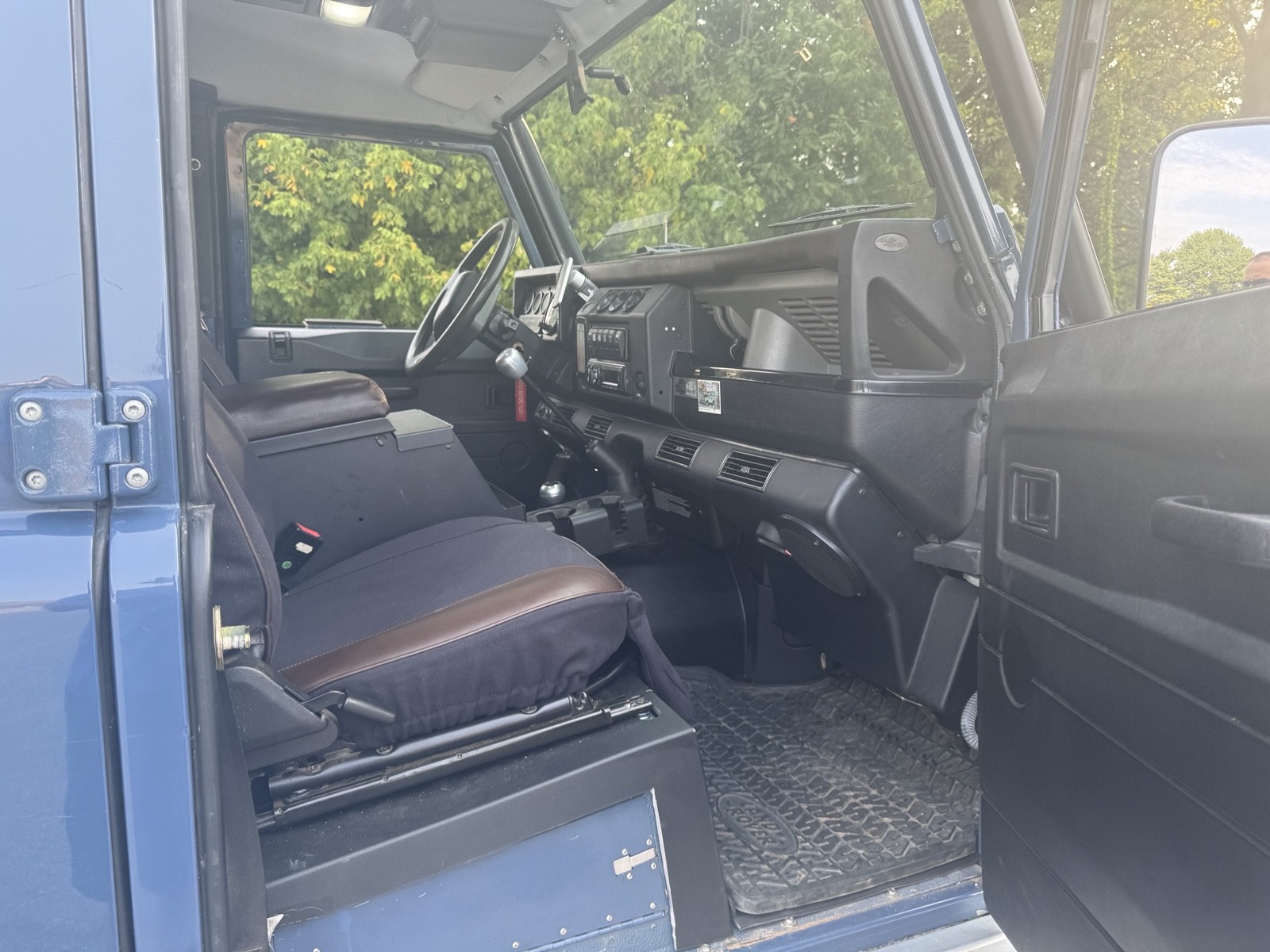 Land-Rover-Defender-1994-SUV-12