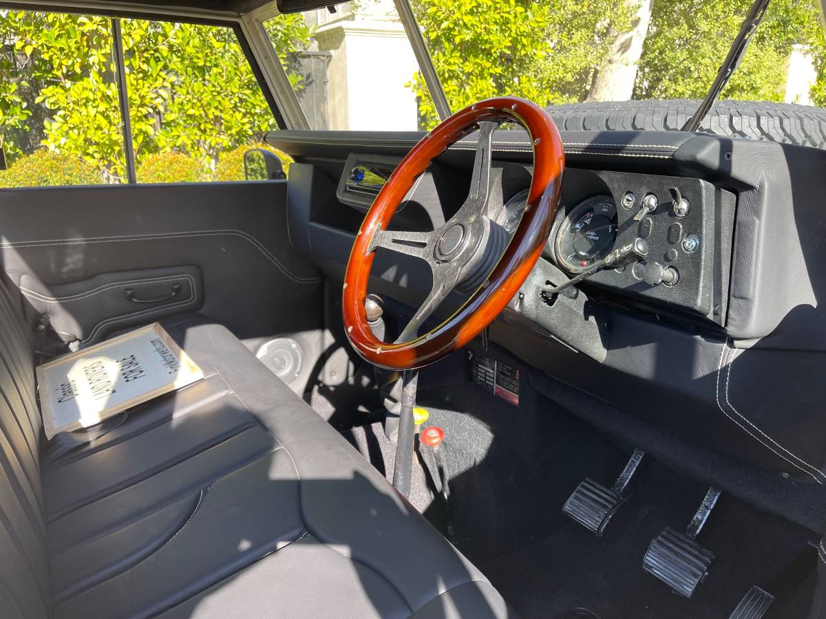 Land-rover-1972-white-11