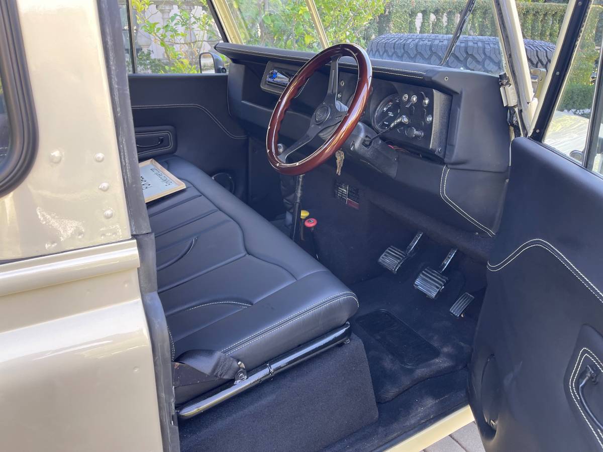 Land-rover-1972-white-19