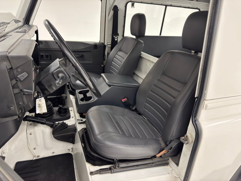 Land-rover-Defender-90-1991-Alpinweiss-Charcoal-Black-11