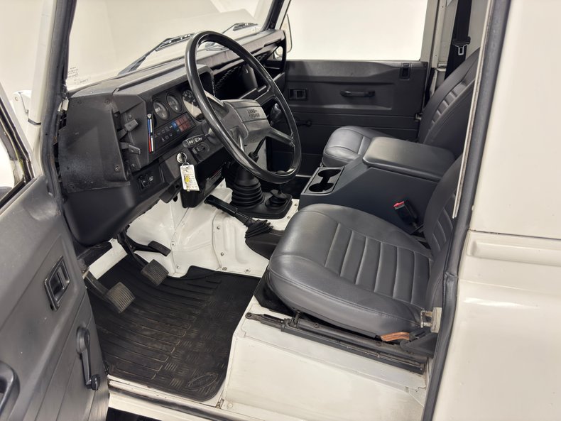 Land-rover-Defender-90-1991-Alpinweiss-Charcoal-Black-12