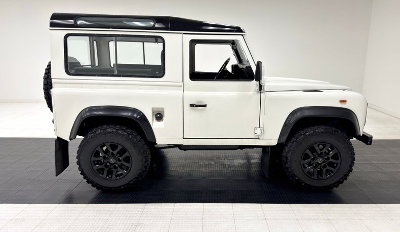 Land-rover-Defender-90-1991-Alpinweiss-Charcoal-Black-17