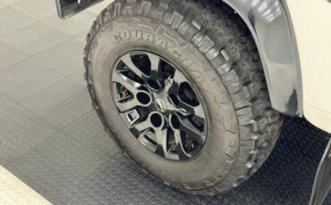 Land-rover-Defender-90-1991-Alpinweiss-Charcoal-Black-22