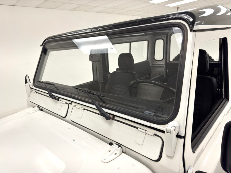 Land-rover-Defender-90-1991-Alpinweiss-Charcoal-Black-25