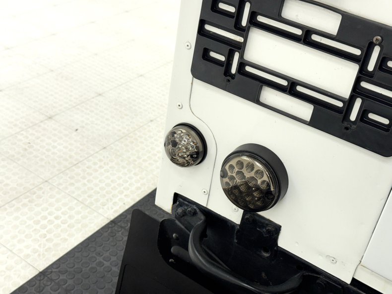 Land-rover-Defender-90-1991-Alpinweiss-Charcoal-Black-29