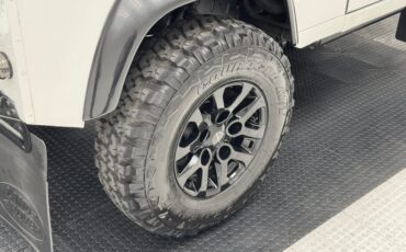 Land-rover-Defender-90-1991-Alpinweiss-Charcoal-Black-31