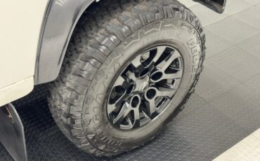 Land-rover-Defender-90-1991-Alpinweiss-Charcoal-Black-32