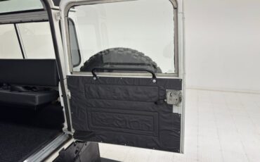 Land-rover-Defender-90-1991-Alpinweiss-Charcoal-Black-4