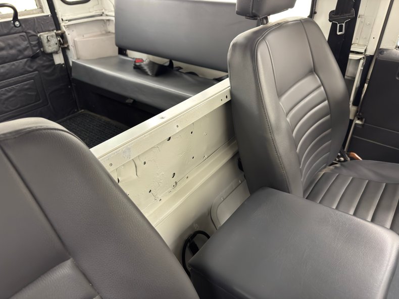 Land-rover-Defender-90-1991-Alpinweiss-Charcoal-Black-44