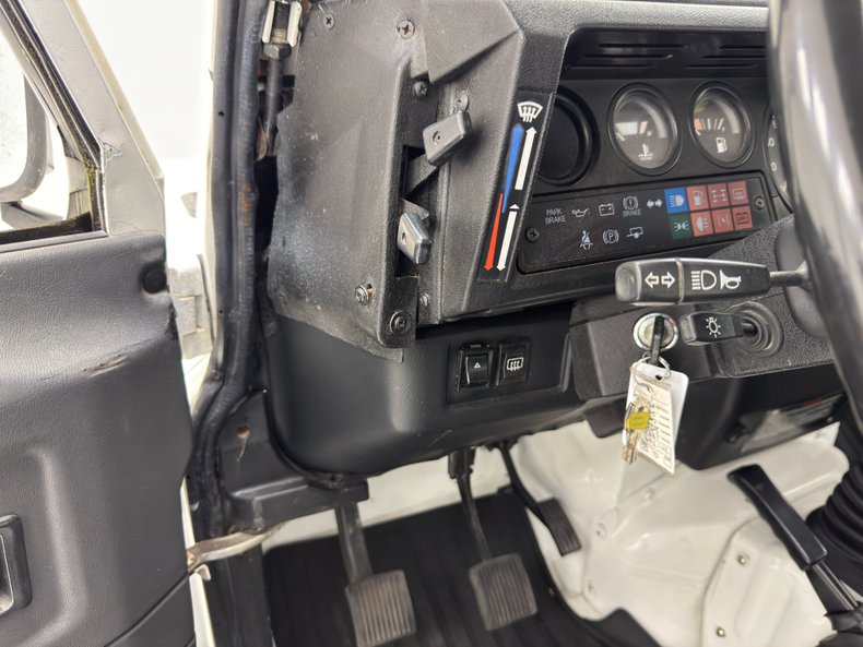 Land-rover-Defender-90-1991-Alpinweiss-Charcoal-Black-47