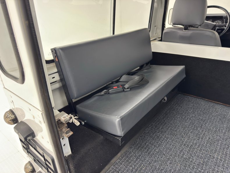 Land-rover-Defender-90-1991-Alpinweiss-Charcoal-Black-8