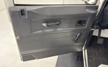 Land-rover-Defender-90-1991-Alpinweiss-Charcoal-Black-9
