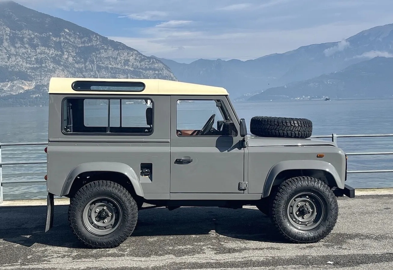 Land-rover-Defender-90-1992-Grey-Cogna-1