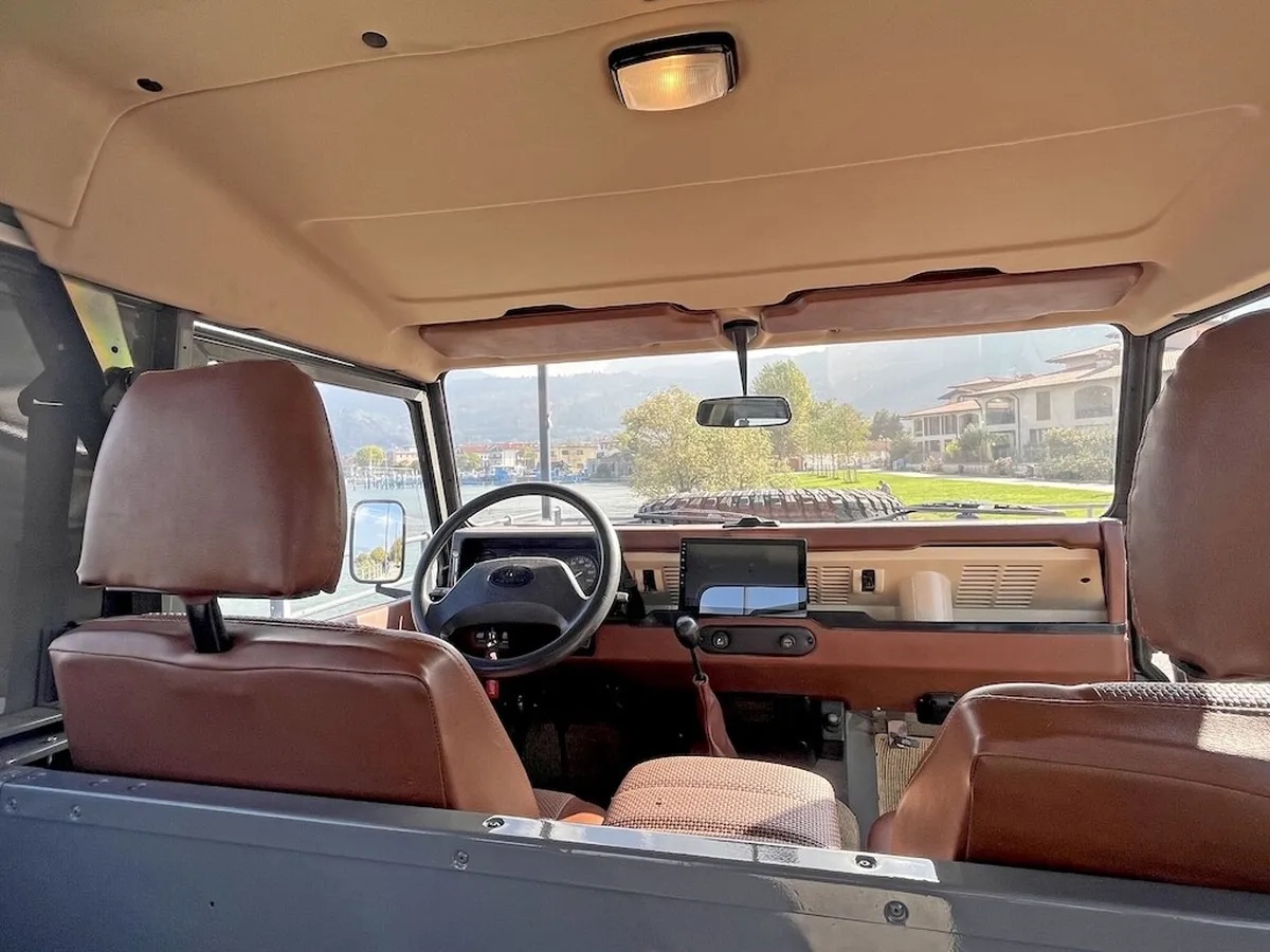 Land-rover-Defender-90-1992-Grey-Cogna-10